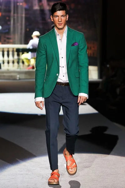 Look 32